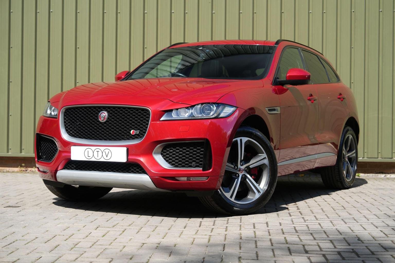 Jaguar F Pace