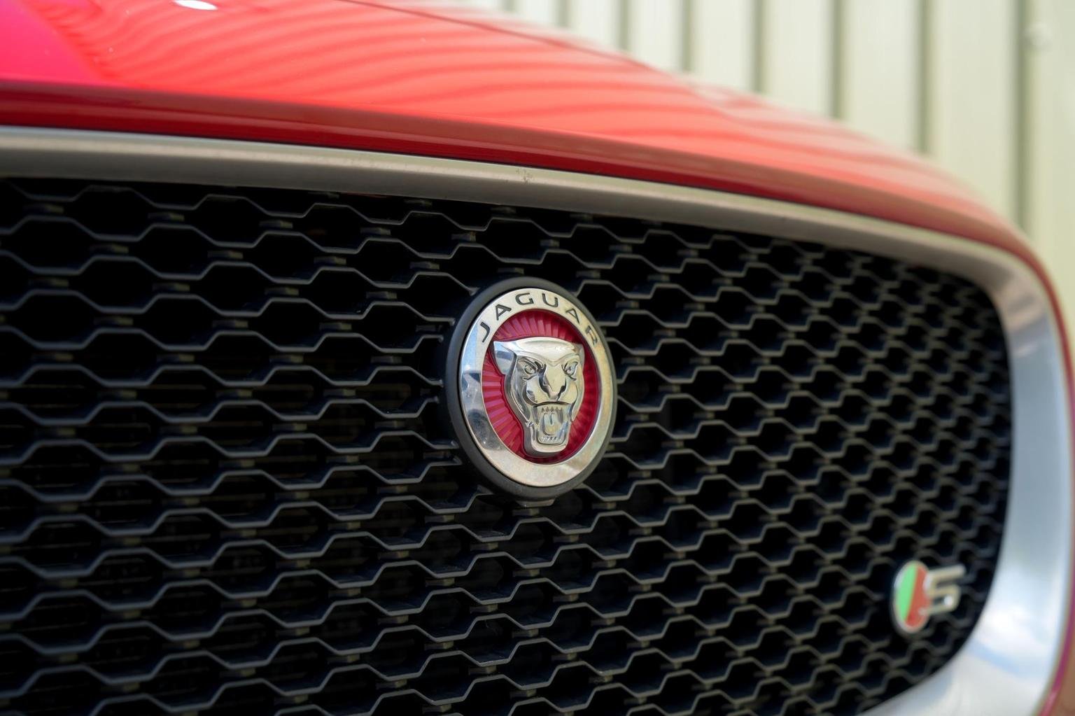 Jaguar F Pace