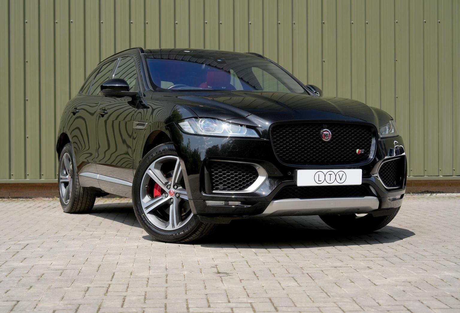Jaguar F Pace