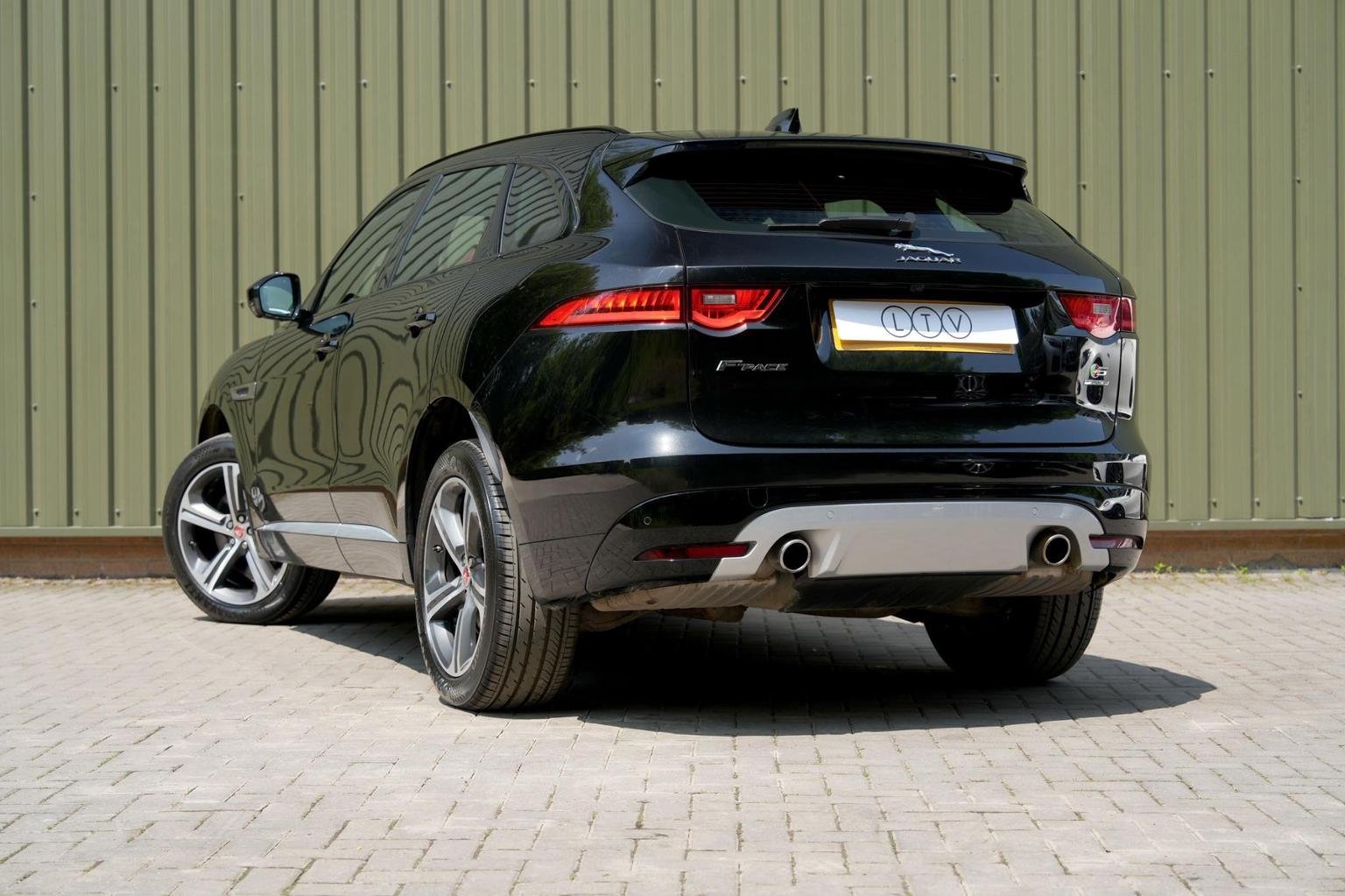 Jaguar F Pace