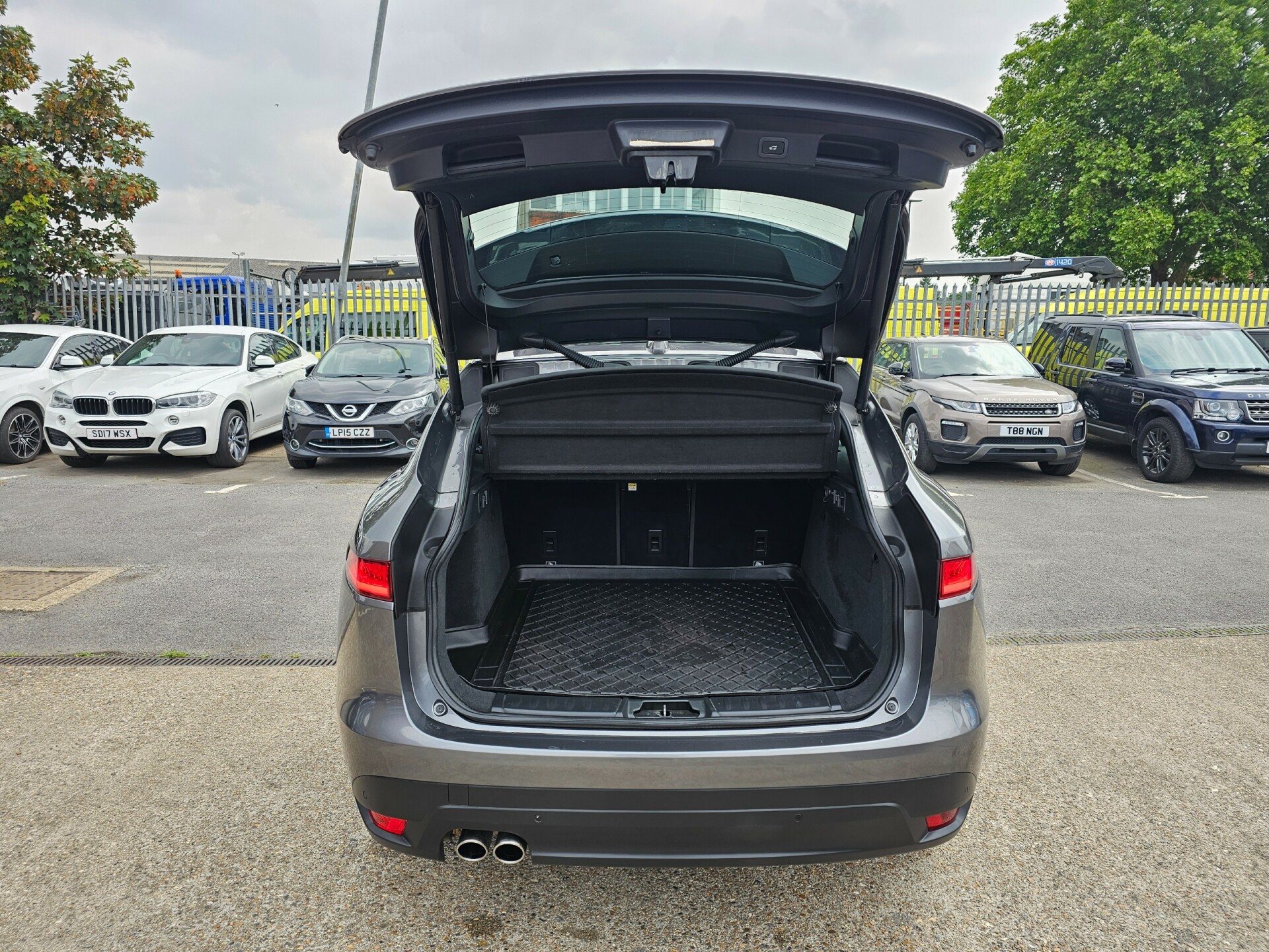 Jaguar F Pace