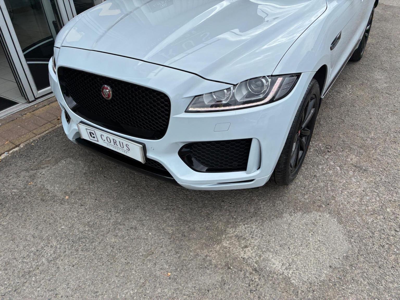 Jaguar F Pace