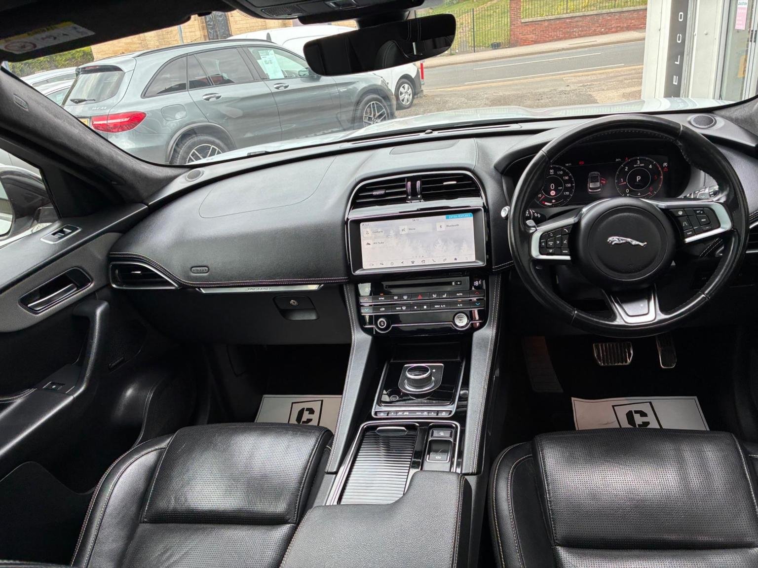 Jaguar F Pace