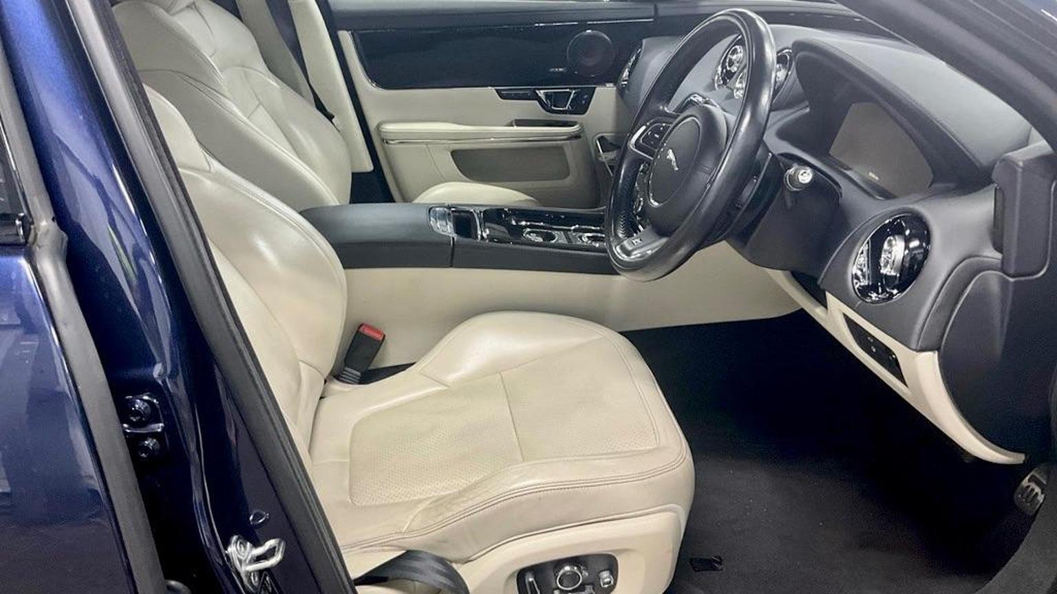 Jaguar XJ
