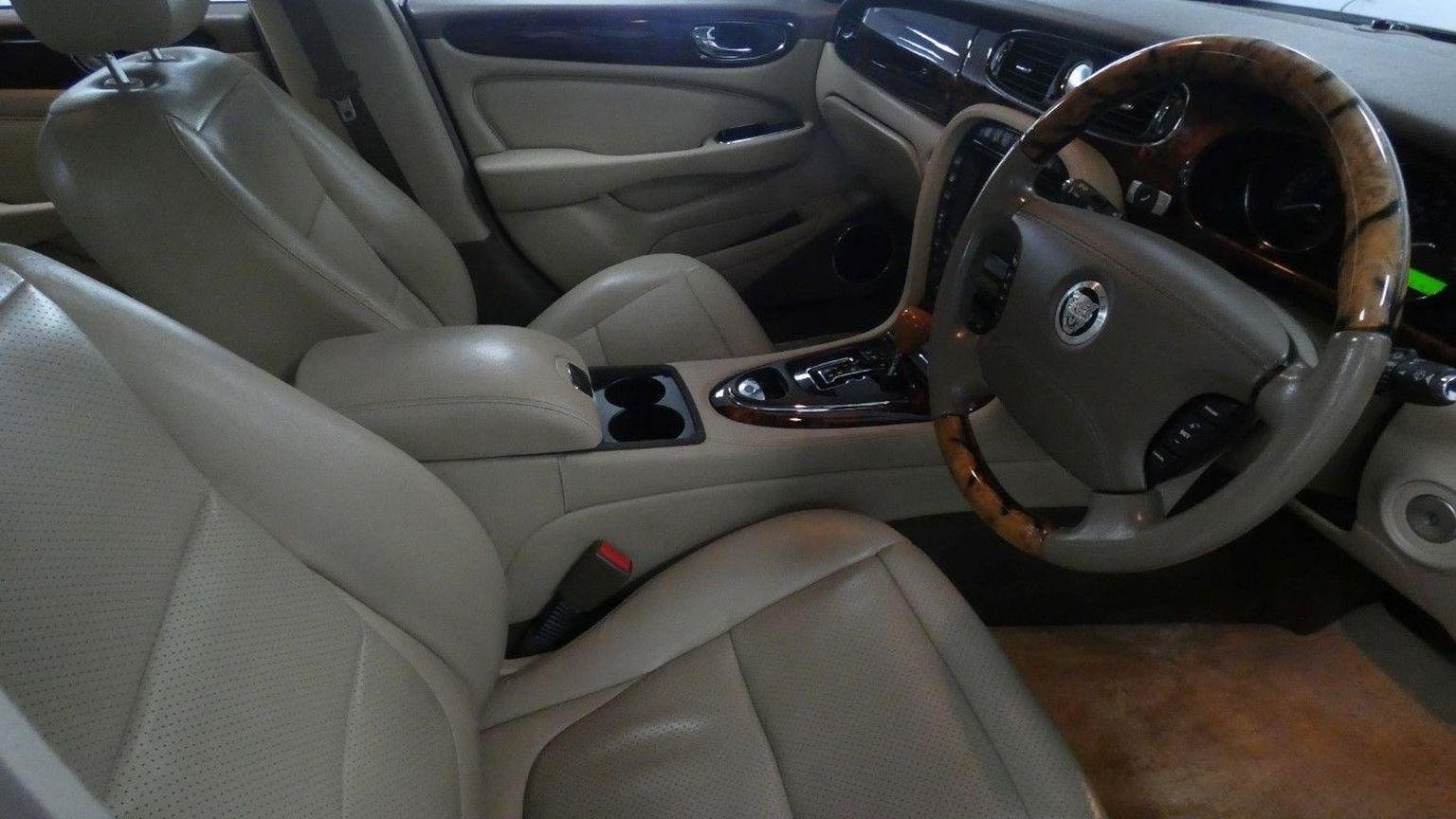 Jaguar XJ
