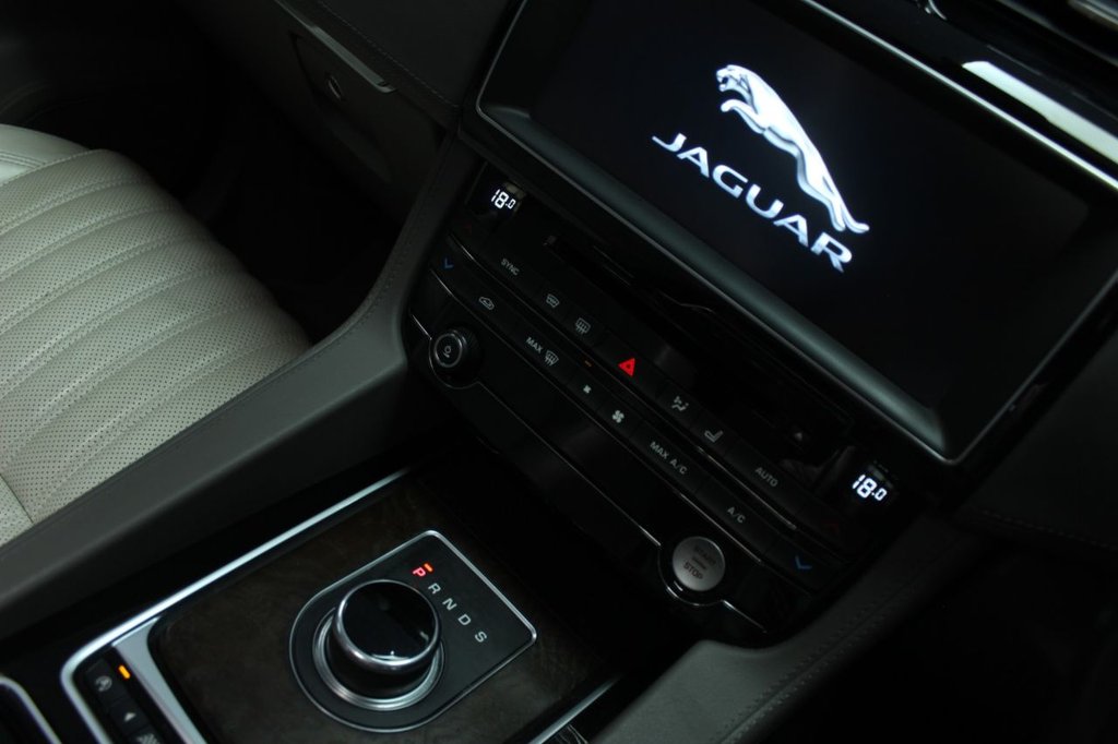 Jaguar F Pace