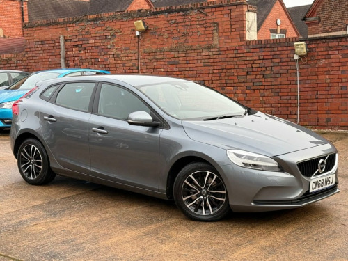 Volvo V40  2.0 T2 GPF Momentum Nav Plus Hatchback 5dr Petrol 