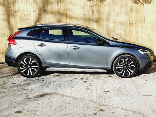 Volvo V40  2.0 D2 CROSS COUNTRY PRO 5d 118 BHP SAT NAV - CAME