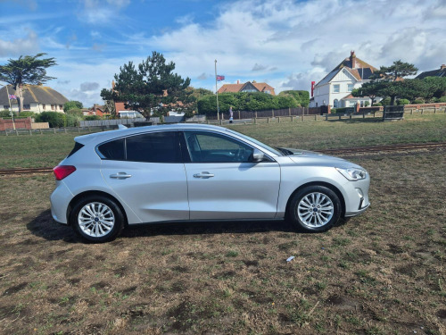 Ford Focus  TITANIUM 5-Door Petrol
