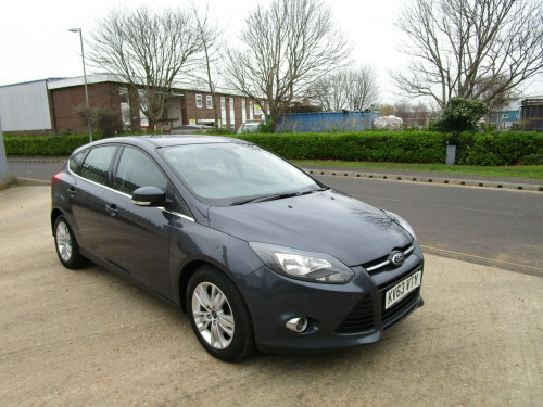 Ford Focus  TITANIUM NAVIGATOR 5-Door (1 Company Owner)