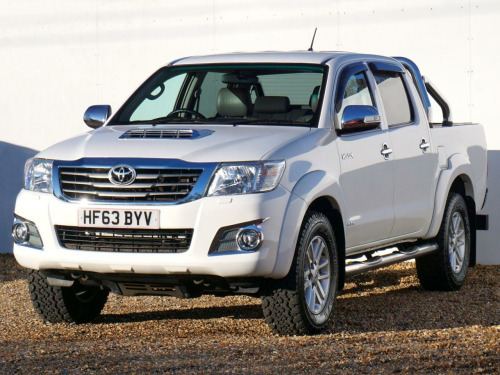 Toyota Hi-Lux  3.0 D-4D Invincible Pickup Diesel Auto 4WD 4dr - Just 29,947 Miles from New