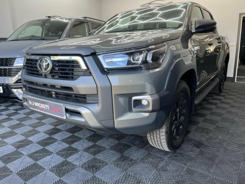 Toyota Hi-Lux  2.8 D-4D-h Invincible X Auto 4WD Euro 6 4dr