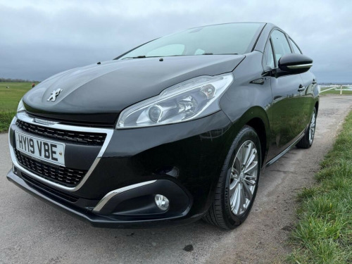 Peugeot 208  1.2 PureTech Signature Hatchback 5dr Petrol Manual Euro 6 (s/s) (82 ps) 