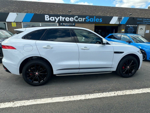 Jaguar F-PACE  2.0 D180 Chequered Flag