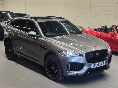 Jaguar F-PACE  2.0 D180 Chequered Flag
