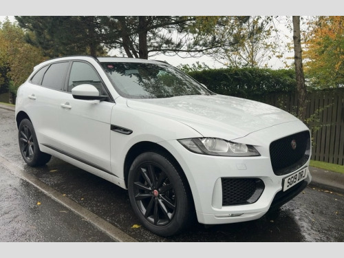 Jaguar F-PACE  2.0 D180 Chequered Flag