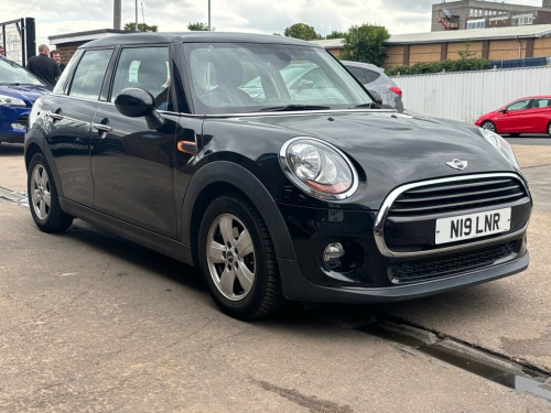 MINI Hatch  1.5 Cooper D Hatchback 5 Door Diesel Manual Black 