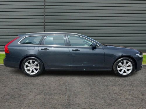 Volvo V90 D4 MOMENTUM 5-Door