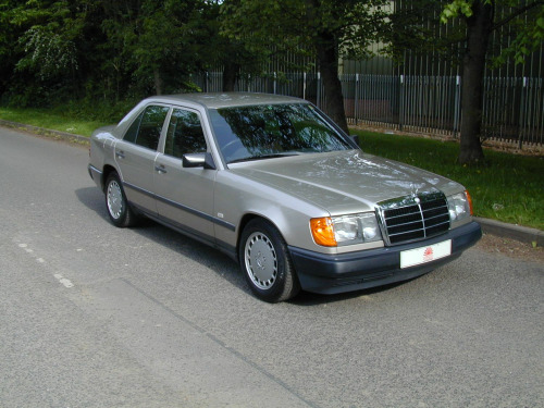 Mercedes-Benz 230 Ref 8345 - Mercedes Benz W124 230e Saloon Automatic – Air Con RHD - Ex Jap
