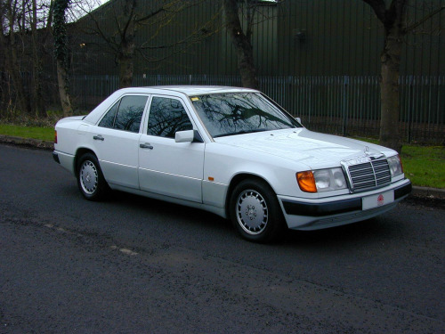 Mercedes-Benz 260  REF 8417 - SALE AGREED AWAITING UK REGISTRATION -MERCEDES W124 260E SALOON 