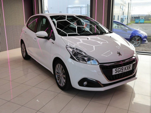 Peugeot 208  1.2 PureTech Signature Hatchback 5dr Petrol Manual 