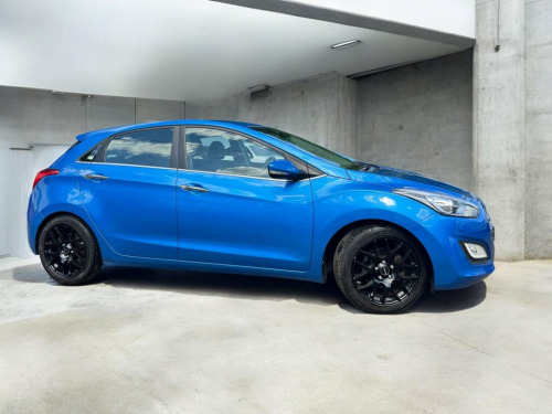 Hyundai i30  1.6 CRDi Blue Drive Premium Hatchback 5dr Diesel M