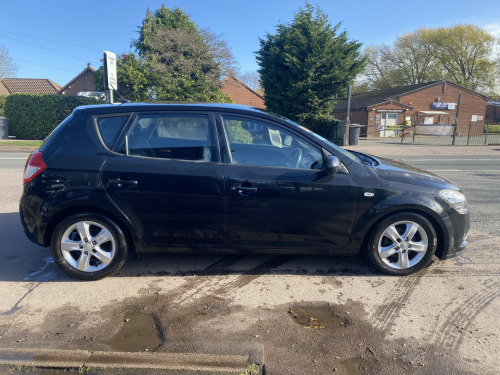 Kia ceed  1.6 CRDi 2 Â£35 Road Tax Last Owner 13 Years