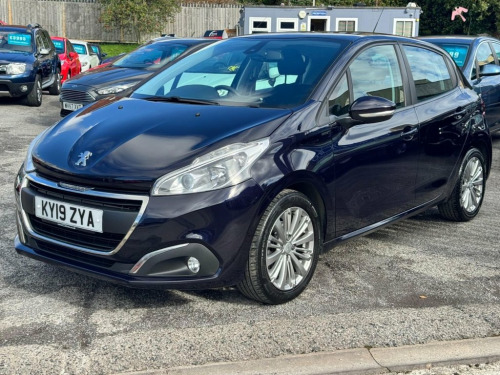Peugeot 208  1.2 PureTech Signature Hatchback 5dr Petrol Manual