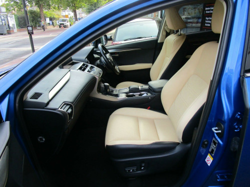 Lexus NX 300h  2.5 300h Luxury E-CVT 4WD Euro 6 (s/s) 5dr