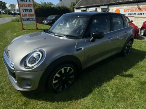 MINI Hatch  1.5 COOPER EXCLUSIVE LEATHER LOW MILES FSH  TSI TR